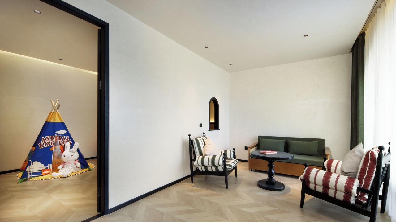 Photo of Livingroom in Ten Mile Gallery