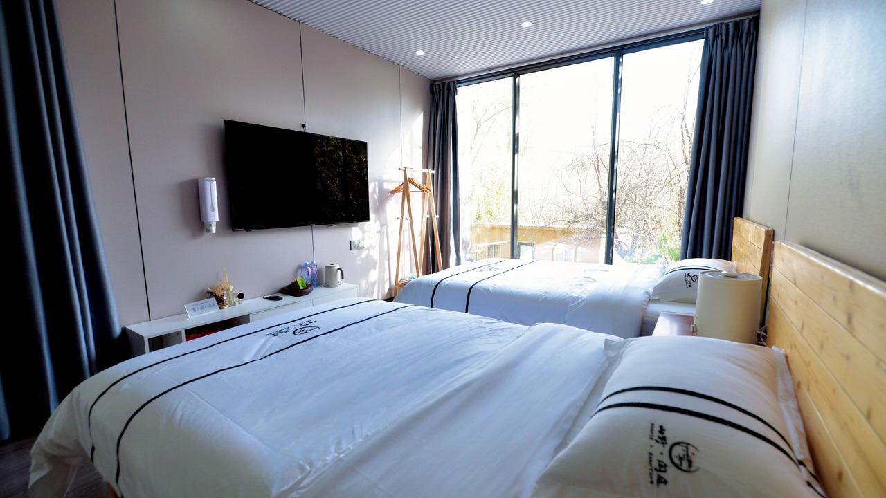 Photo of Bedroom in Mingsha Mountain and Crescent Spring