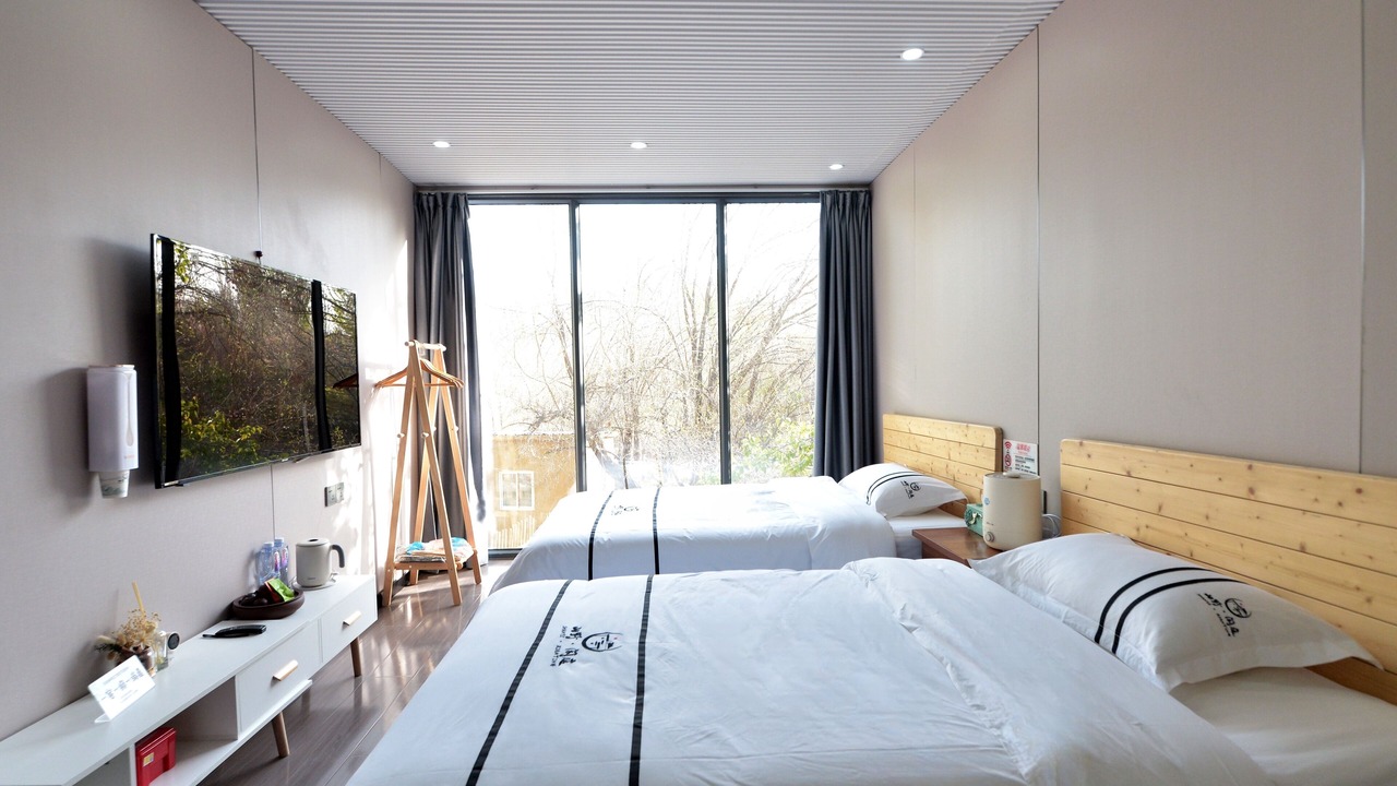 Photo of Bedroom in Mingsha Mountain and Crescent Spring