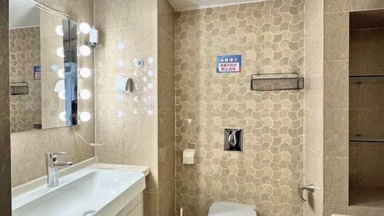 Photo of Bathroom in Jinsong Panjiayuan