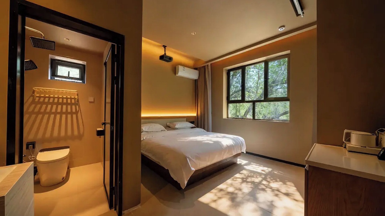 Photo of Bedroom in Mingsha Mountain and Crescent Spring