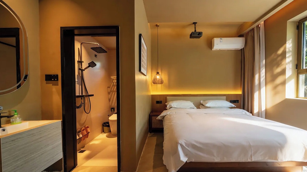 Photo of Bedroom in Mingsha Mountain and Crescent Spring