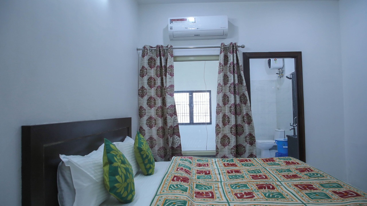 Photo of Bedroom in Taj Ganj