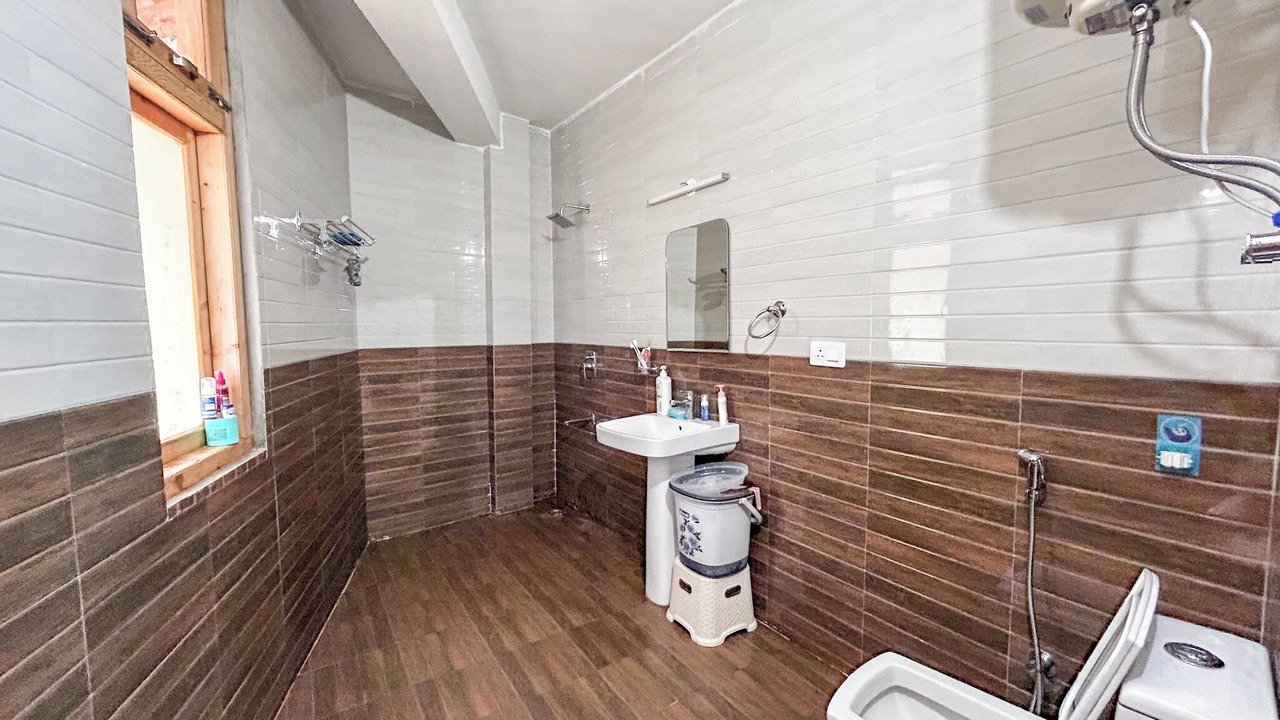 Photo of Bathroom in Gadherni