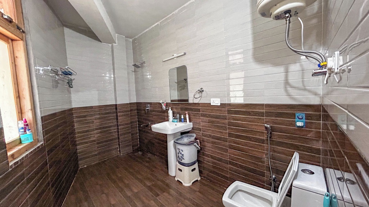Photo of Bathroom in Gadherni