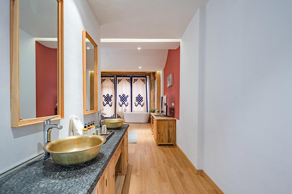Photo of Bathroom in Shangri-La