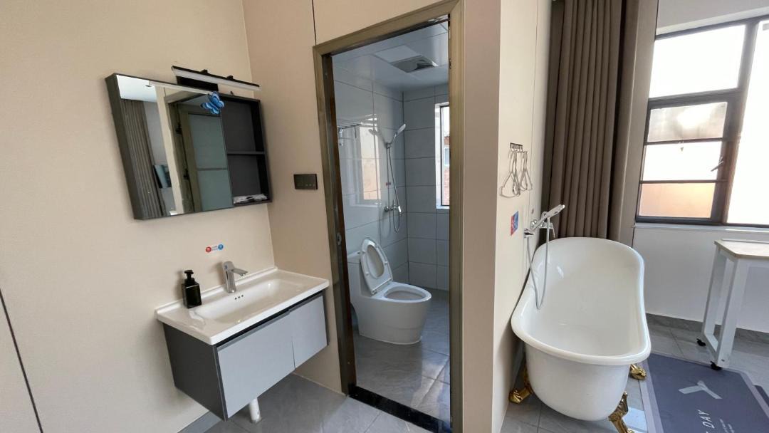 Photo of Bathroom in Xiangzhou District