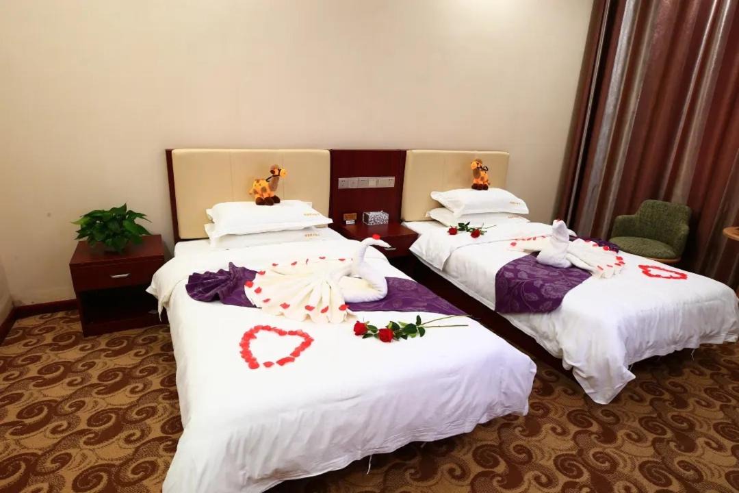 Photo of Bedroom in Mingsha Mountain and Crescent Spring