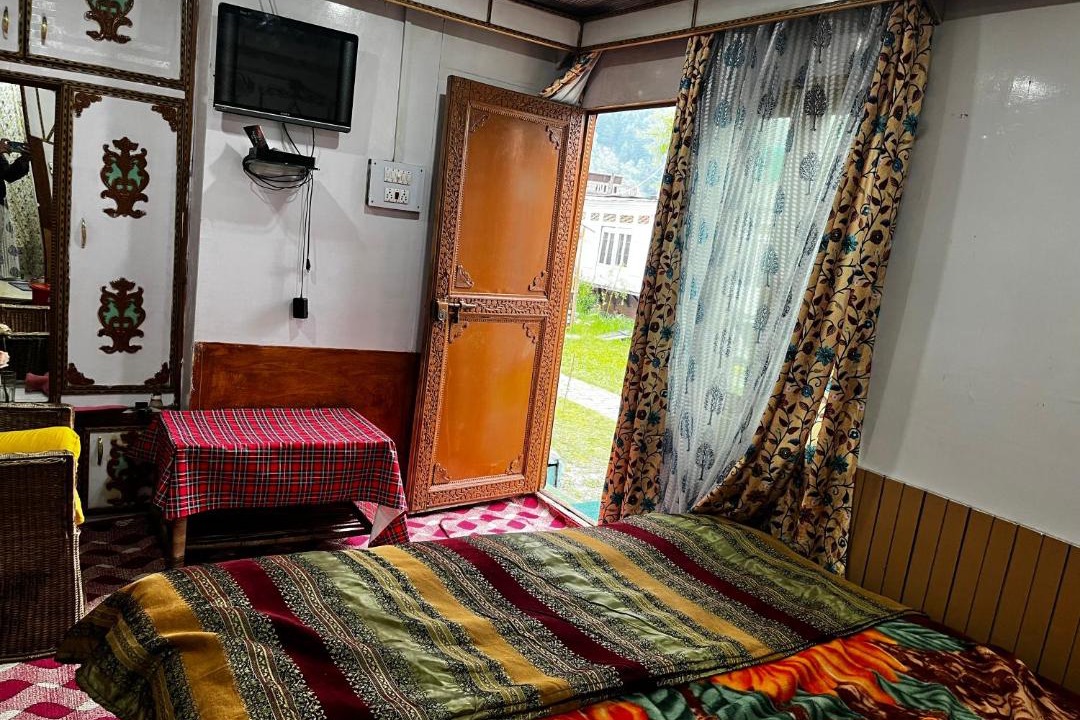 Photo of Bedroom in Dal Lake