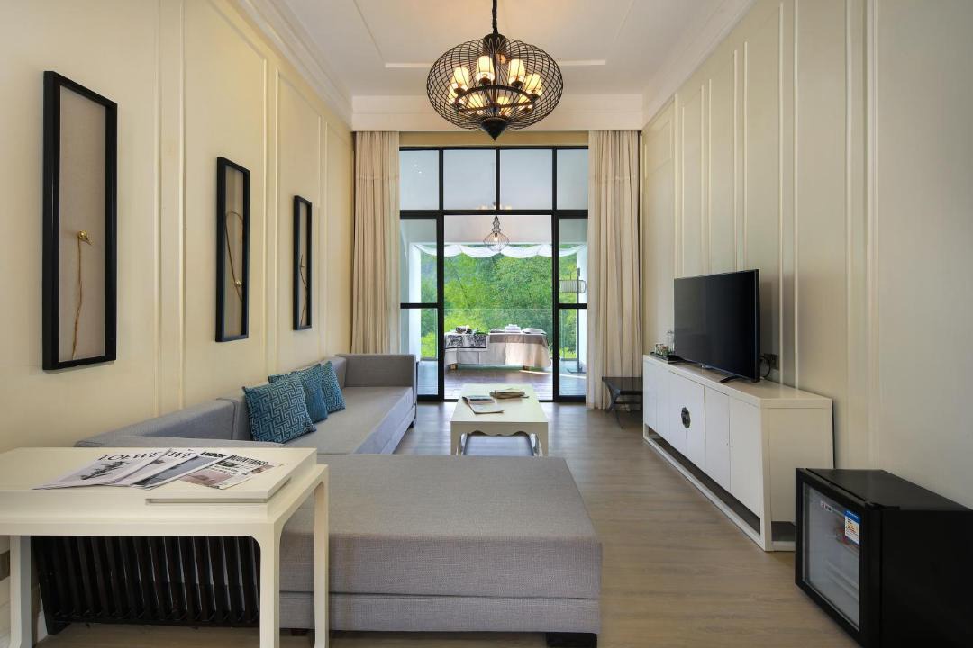 Photo of Livingroom in Ten Mile Gallery