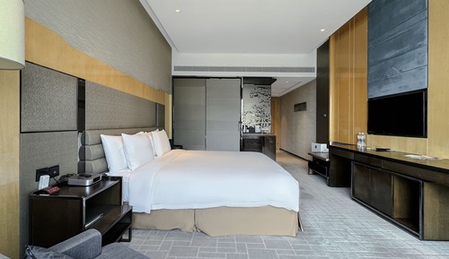Standard Room, 1 King Bed, Club Lounge Access (High Floor)