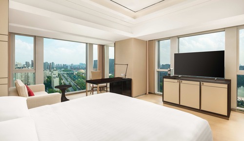 Club Room, 1 King Bed, Corner