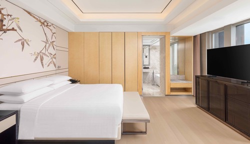 Club Suite, 1 King Bed, Park View
