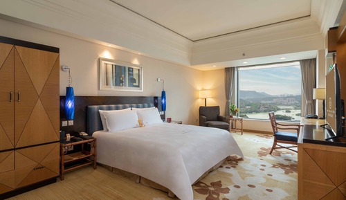 Deluxe Room, 1 King Bed, Lake View