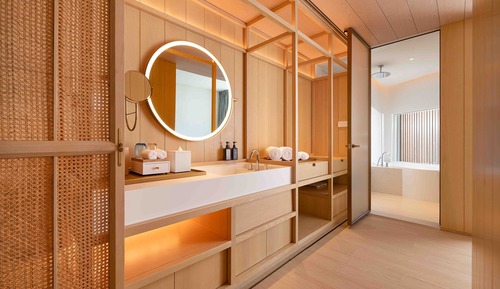 Deluxe Room, 1 King Bed, Balcony