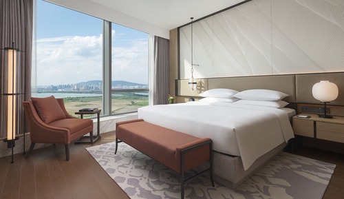 Deluxe Suite, 1 King Bed, Lake View