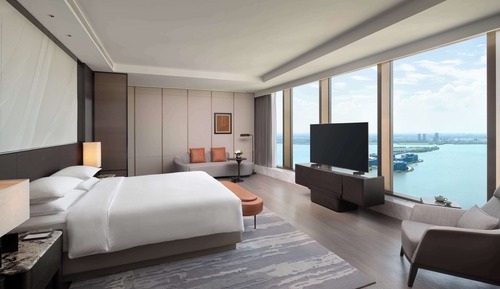 Executive Suite, 1 King Bed, Lake View