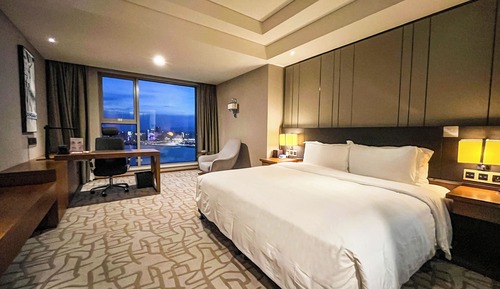 Executive River View King Bed Room