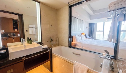 Deluxe River View King Bed Room