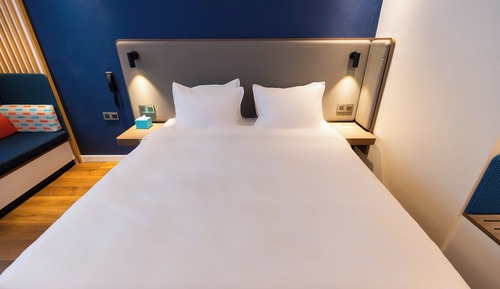 Standard Room, 1 Queen Bed (Atrium View)