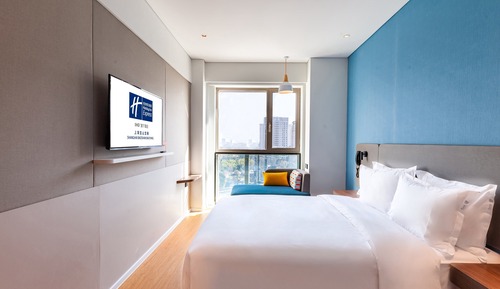 Standard Room, 1 Queen Bed (High Floor)