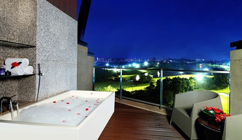 Deluxe Duplex, 1 King Bed, Balcony, Golf View