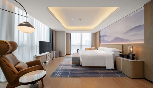 Deluxe Suite, 1 King Bed, Smoking, City View