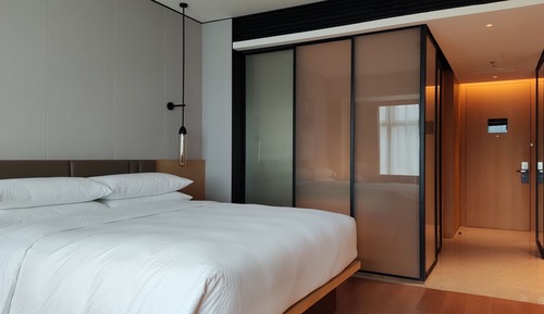 Deluxe Room, 1 King Bed, City View