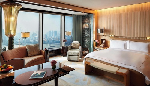 Club Room, 1 King Bed, River View