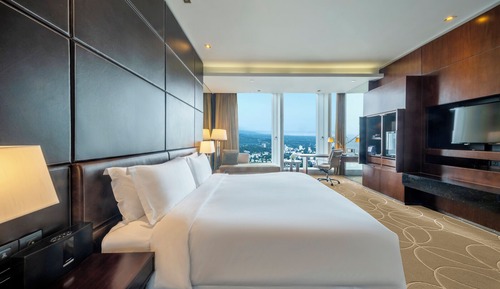 Classic Room, 1 King Bed, Club Lounge Access, City View