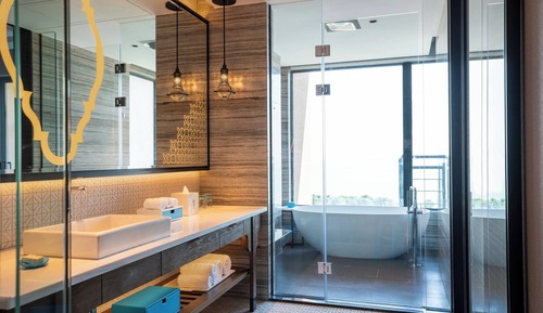 Deluxe Room, 1 King Bed, Garden View (Balcony)