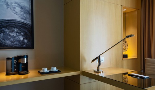 Premier Room, 1 King Bed, Corner