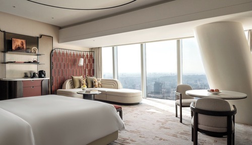 Skyline City View King Room with Windowside Bathtub