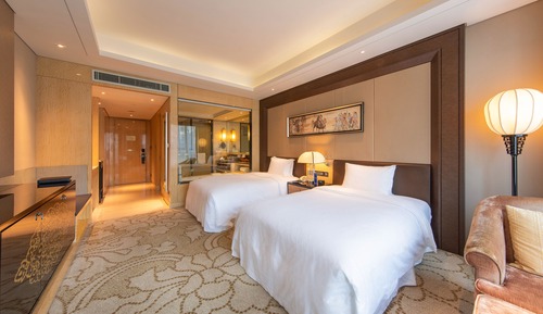 Twin hilton guestroom