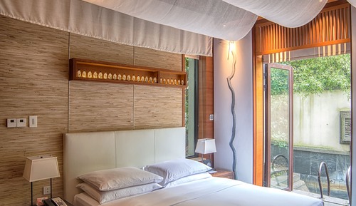 1 King Bed Spa Suite
