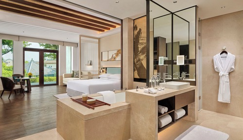 Deluxe Room, 1 King Bed, Garden View, Courtyard Area