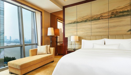 1 King Bed, Partial River View, Executive Lounge Access, High Floor - 15th and above, Guest Room
