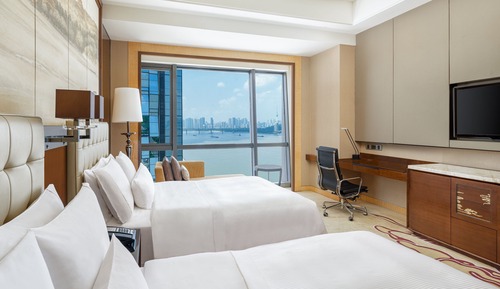 2 Twin/Single Beds, Partial River View, Executive Lounge Access, High Floor - 15th and above, Guest