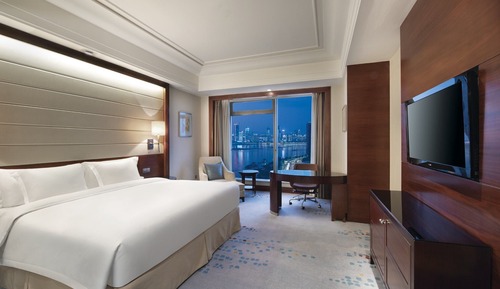 Standard Room, 1 King Bed, Smoking, Club Lounge Access