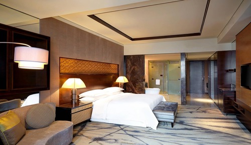 Club Room, 1 King Bed, City View
