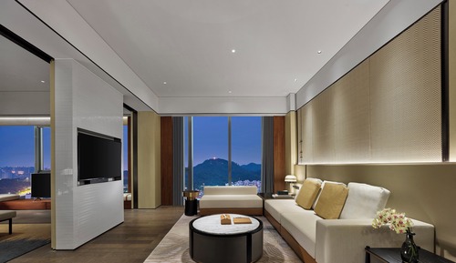 1 Bedroom Suite Dining Area