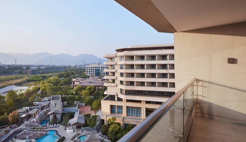 Premium Room, 1 King Bed, Balcony, Mountain View