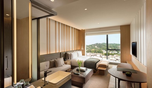 Deluxe Suite, 1 King Bed, Bathtub