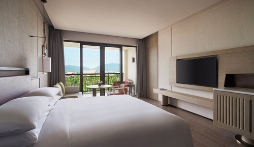 Deluxe Room, 1 King Bed, Balcony, Garden View