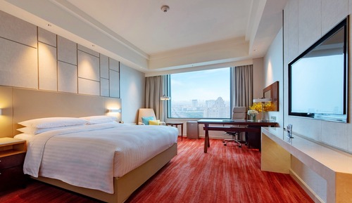 Club Room, 1 King Bed, City View