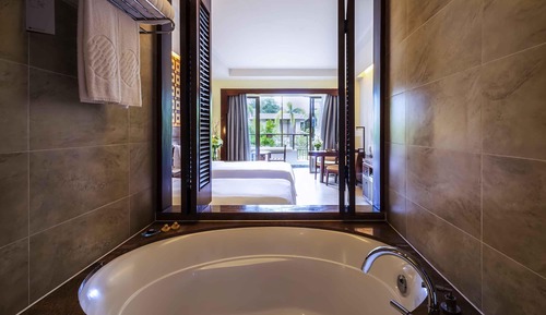 Deluxe Room, 2 Twin Beds, Pool View