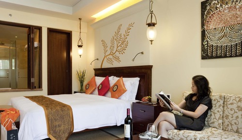 Deluxe Room, 1 King Bed, Pool View