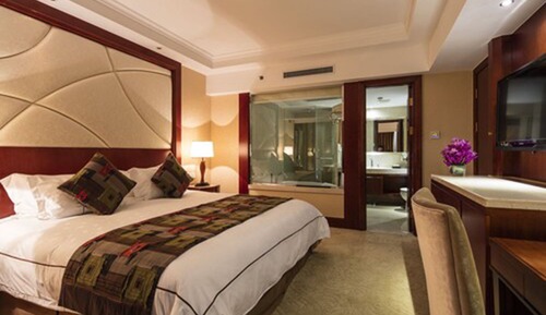 Deluxe Room, Partial Lake View