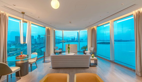 Suite, 1 King Bed, Club Lounge Access (Pilot, High Floor, Lounge Acc)