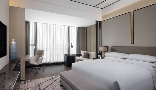 Club Suite, 1 King Bed, Lake View